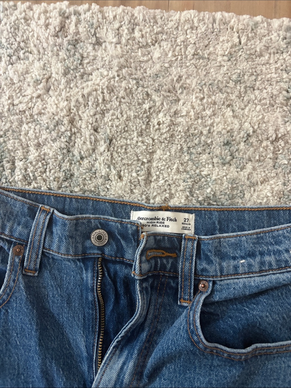 Abercrombie & Fitch Straight-Leg Women's Jeans in Classic Blue Wash - Picture 2 of 2